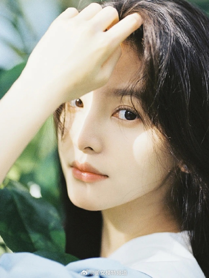 章若楠纯欲少女漫写真灵动可人微微一笑如春风拂面