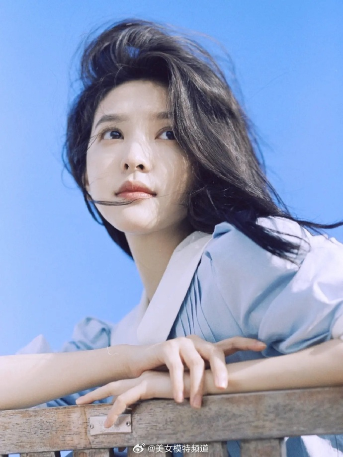 章若楠纯欲少女漫写真灵动可人微微一笑如春风拂面