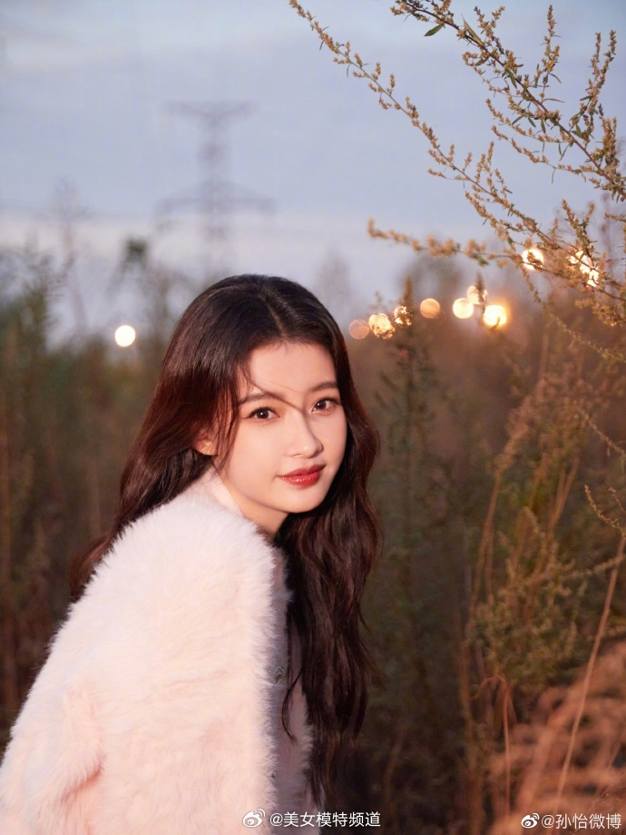 孙怡置身芦苇荡甜美比耶