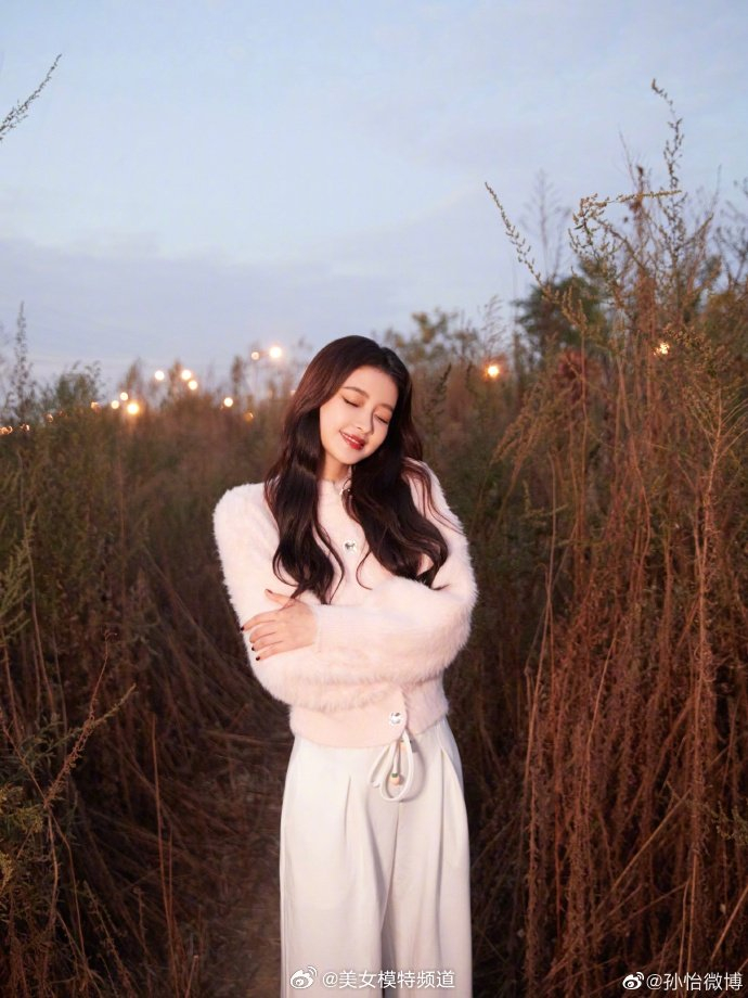 孙怡置身芦苇荡甜美比耶