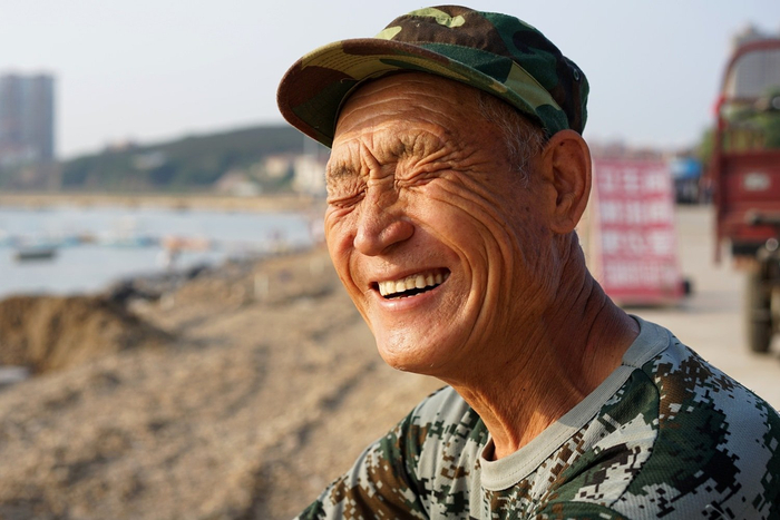 "我是山东人,山东胶县的,里岔公社远家阿落村,我家姓远……"