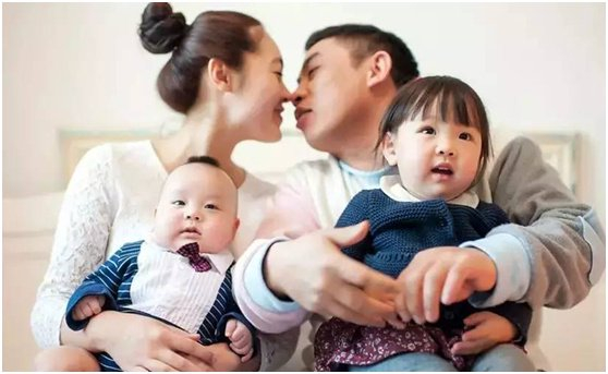 二胎坐月子,9岁大女儿忙前顾后,孩子问的这句话,让宝妈猛落泪|大宝