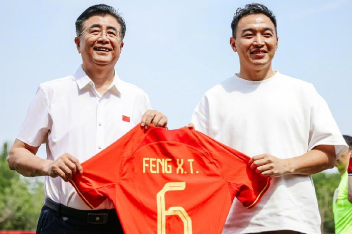 亚洲级球星冯潇霆正式退役 他是李玮锋 范志毅后 国足又一伟大后卫