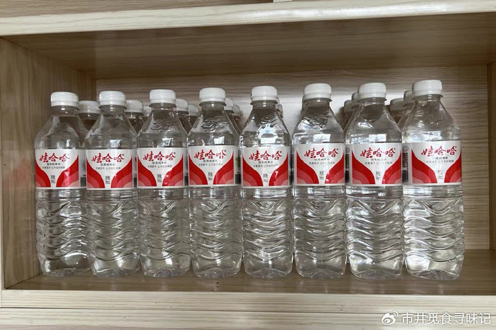 瓶装水水源地揭秘：谁是真正的矿泉水？谁用的自来水？区别不小|饮用水|康师傅|娃哈哈|农夫山泉|水质_新浪新闻
