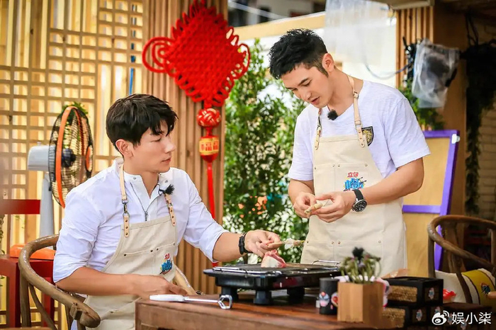拟邀嘉宾话题度拉满,梳头姐弟再续前缘|中餐厅8|节目|中餐厅_新浪新闻