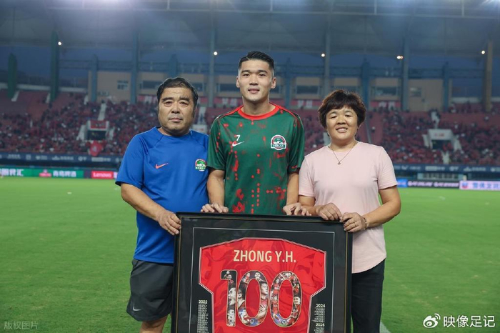 家人现场见证，钟义浩百场里程碑破门，脱衣庆祝俱乐部献礼！