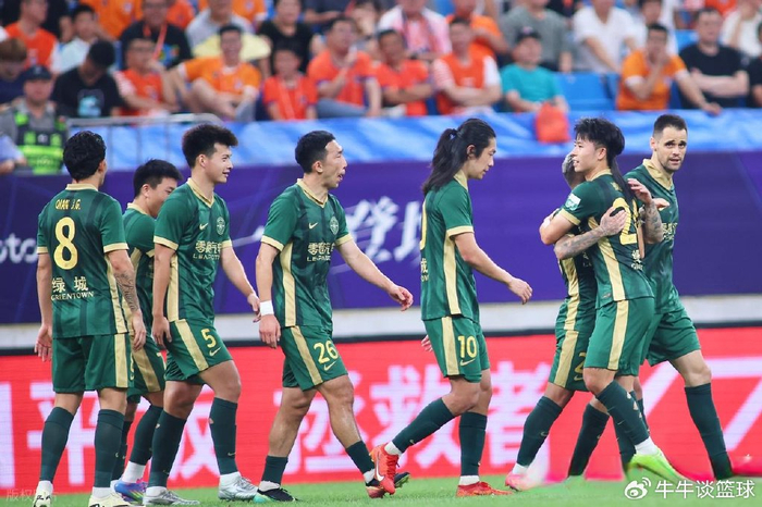 不踢了！中超球星退出国家队，专注联赛，外媒怒斥：眼睛里只有钱