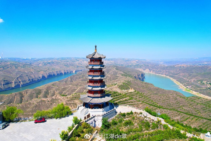 最美还是乾坤湾的说法,从高处俯瞰,乾坤湾宛若盘旋在偏关大地上一个