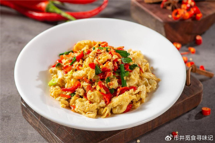 湖南的剁椒称得上是一绝,它不仅与鱼头是绝配,与鸡蛋碰撞后也能产生