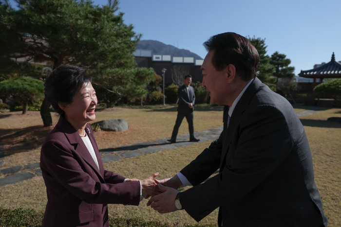 朴槿惠再次与韩第一夫人老公会面穿酒红色西装配珍珠项链超惊艳