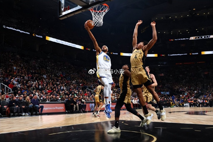 本场比赛中,勇士的先发侧翼新星摩西-穆迪(moses moody)的表现绝对是