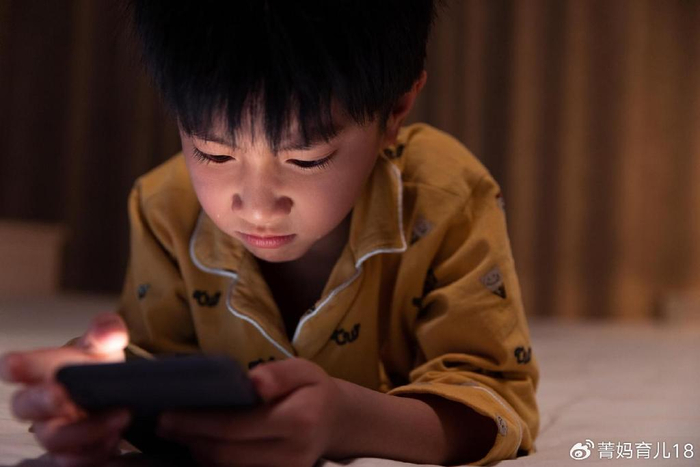 13岁女孩沉迷手机游戏,父亲无意中看到聊天界面,立马报警|玩手机|手机