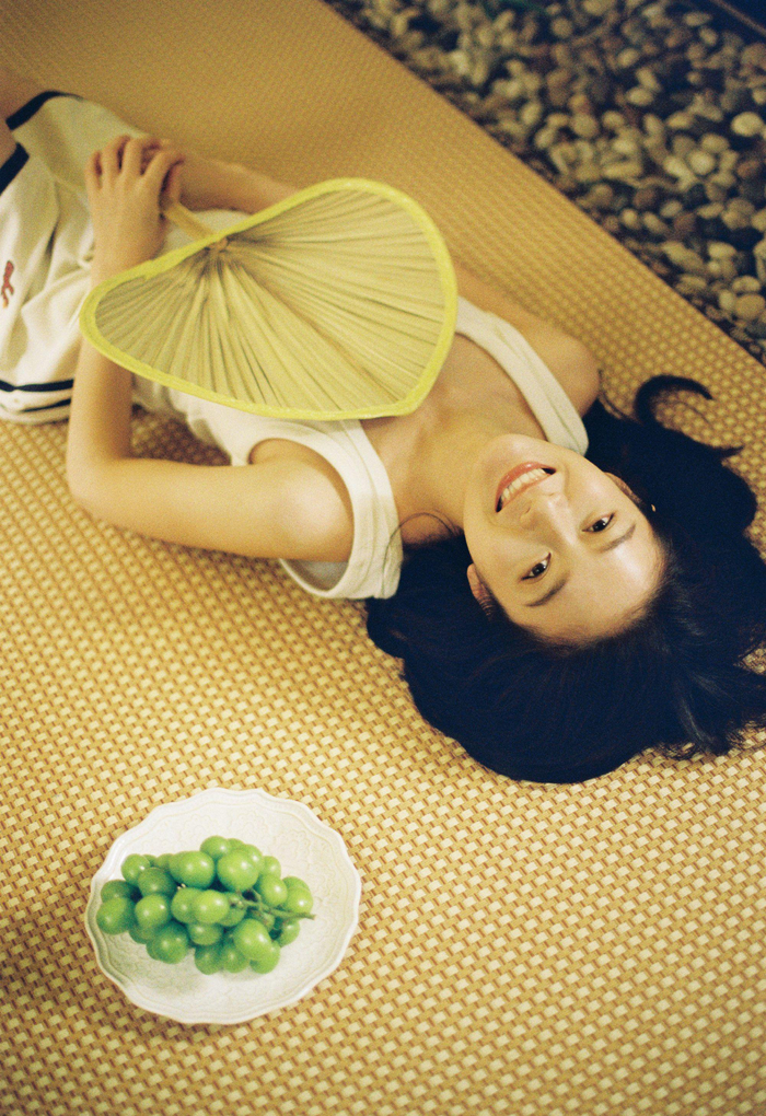 张雪迎夏日白色背心小清新私服写真组图