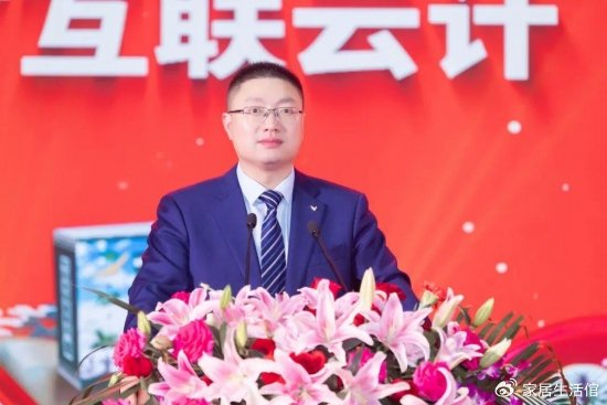 蜀中集团营销中心金盖克事业部总经理周海军作为"特殊贡献奖"代表发言