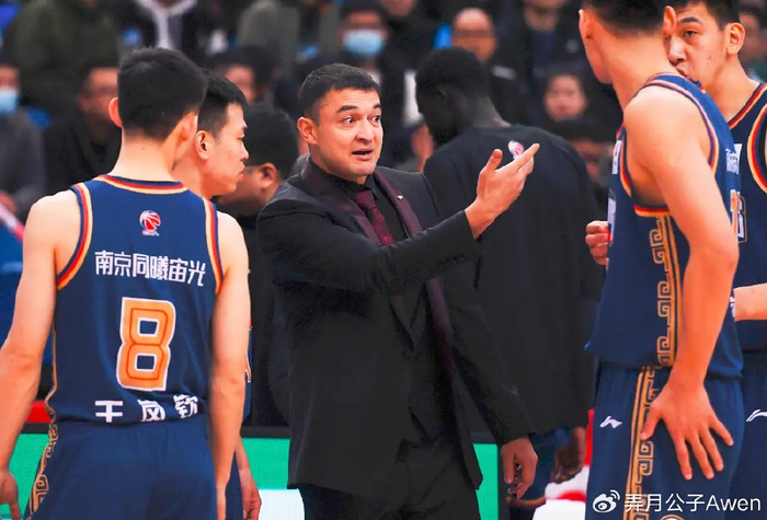 连续两年与季后赛擦肩而过,同曦一举动,暗示西热力江即将下课?