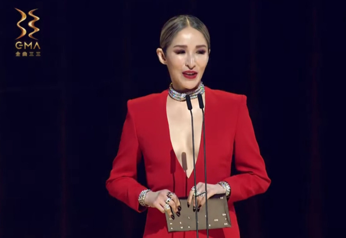 "天后"萧亚轩回归,新歌mv判若两人,嘟嘟唇遭粉丝辣评|爱没有错|萧亚轩