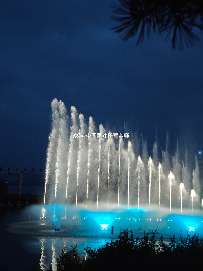 曲阜尼山圣境的夜晚很美啊周末人还挺多的瑞儿为啥是个人来疯