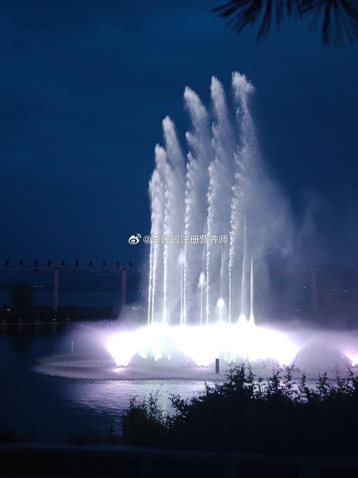 曲阜尼山圣境的夜晚很美啊周末人还挺多的瑞儿为啥是个人来疯