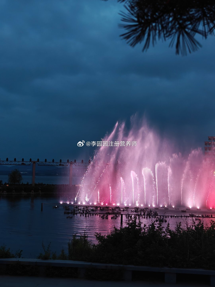 曲阜尼山圣境的夜晚很美啊周末人还挺多的瑞儿为啥是个人来疯