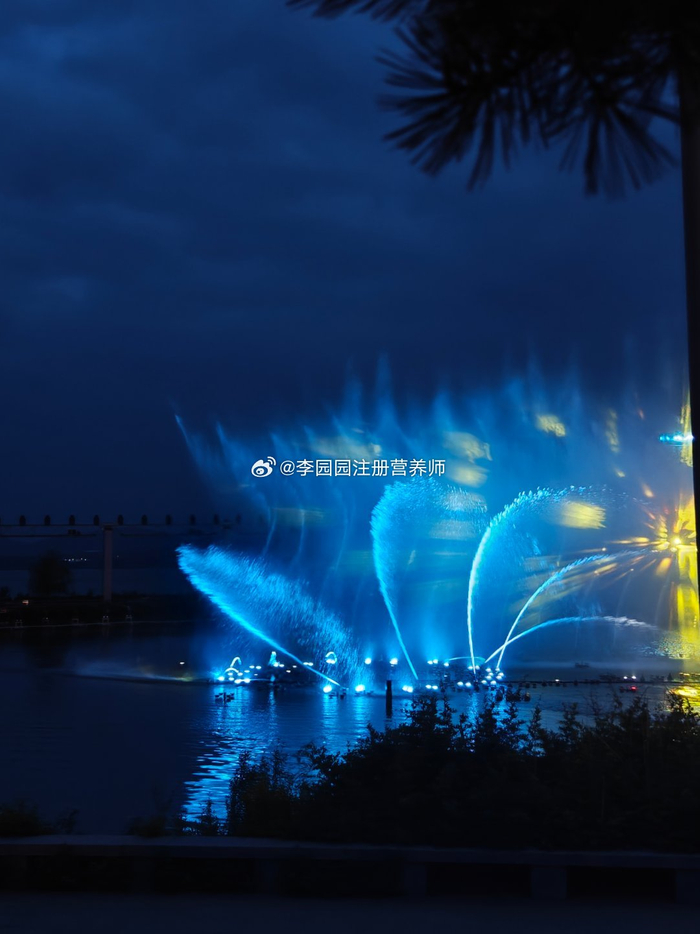 曲阜尼山圣境的夜晚很美啊周末人还挺多的瑞儿为啥是个人来疯