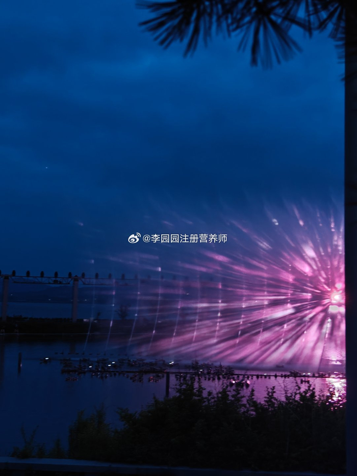 曲阜尼山圣境的夜晚很美啊周末人还挺多的瑞儿为啥是个人来疯