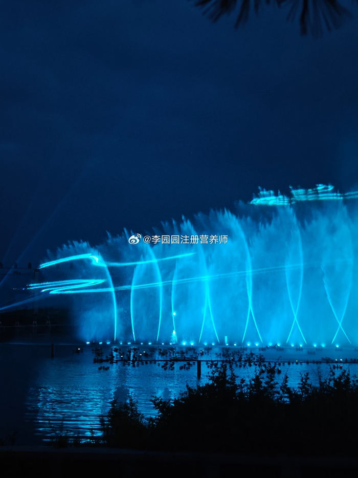 曲阜尼山圣境的夜晚很美啊周末人还挺多的瑞儿为啥是个人来疯