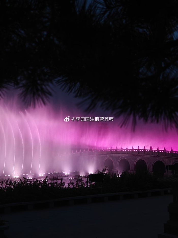 曲阜尼山圣境的夜晚很美啊周末人还挺多的瑞儿为啥是个人来疯