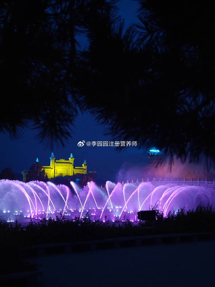 曲阜尼山圣境的夜晚很美啊周末人还挺多的瑞儿为啥是个人来疯