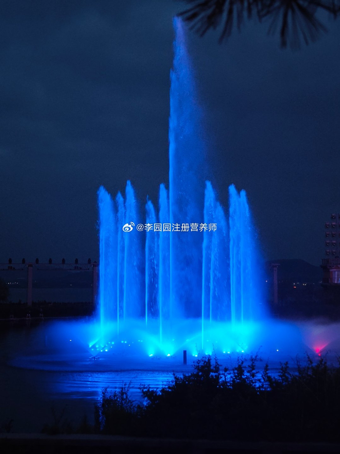 曲阜尼山圣境的夜晚很美啊周末人还挺多的瑞儿为啥是个人来疯