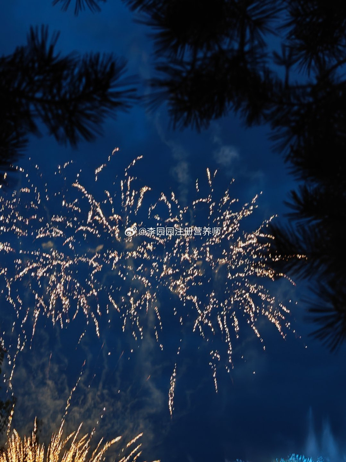 曲阜尼山圣境的夜晚很美啊周末人还挺多的瑞儿为啥是个人来疯