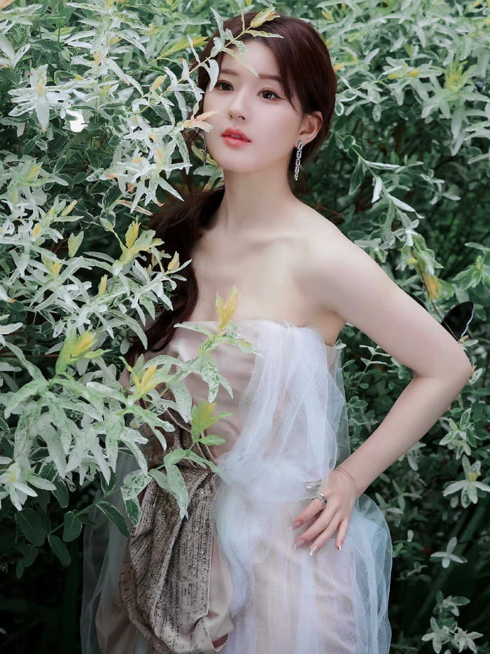 赵露思今日活动又解锁一套新高定,优雅甜美的高定小仙女!