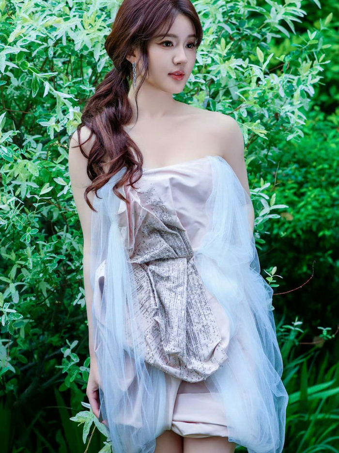 赵露思今日活动又解锁一套新高定,优雅甜美的高定小仙女!