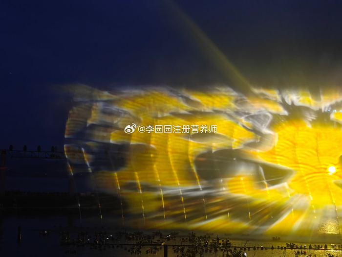 曲阜尼山圣境的夜晚很美啊周末人还挺多的瑞儿为啥是个人来疯