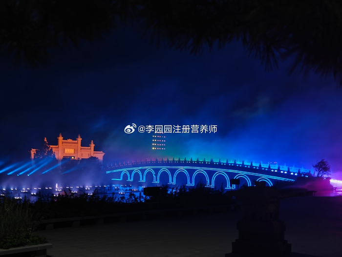 曲阜尼山圣境的夜晚很美啊周末人还挺多的瑞儿为啥是个人来疯