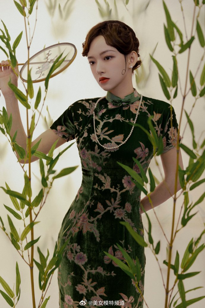 程潇旗袍造型盘发气质温婉手抱琵琶尽显古典韵味