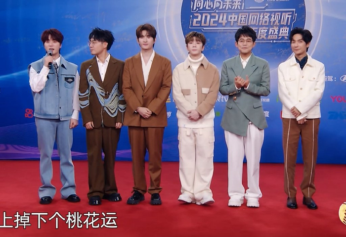 网络视听盛典:宋轶裙子土气,周笔畅造型难看,白鹿又化网红妆|何蓝逗