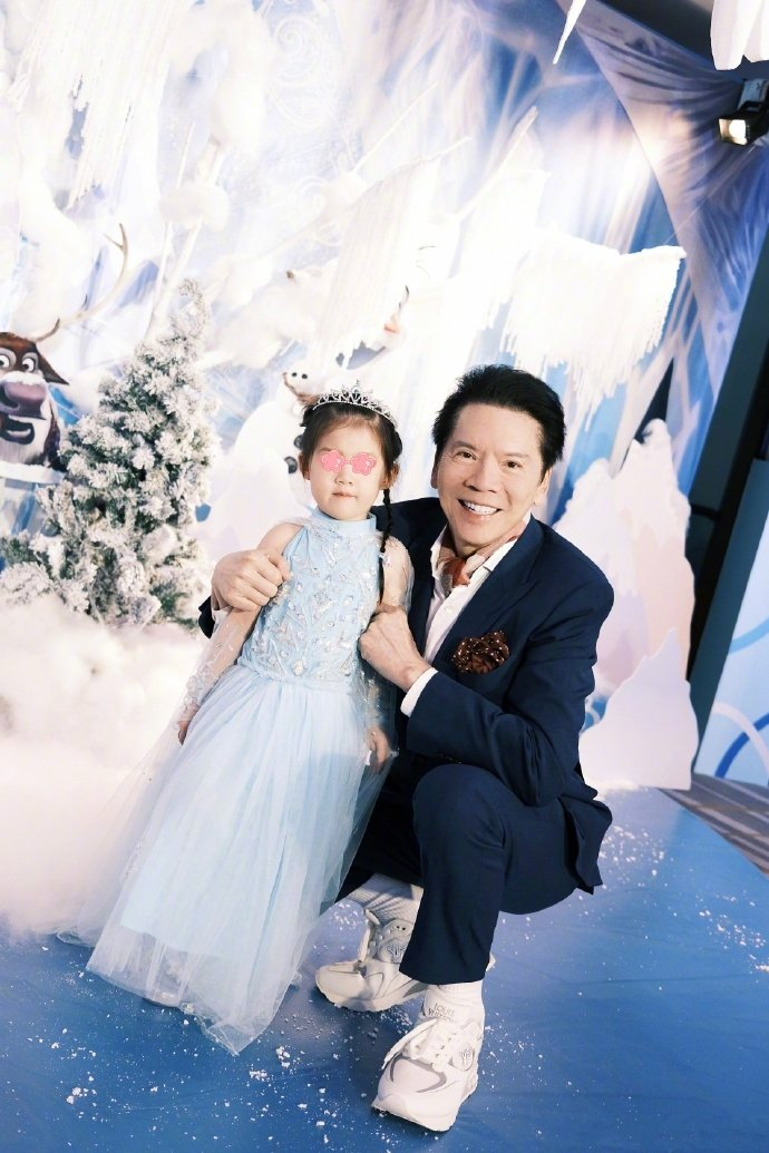 向华强当天也都出镜为cora庆祝生日了,尤其是向太望着孙女的眼神简直