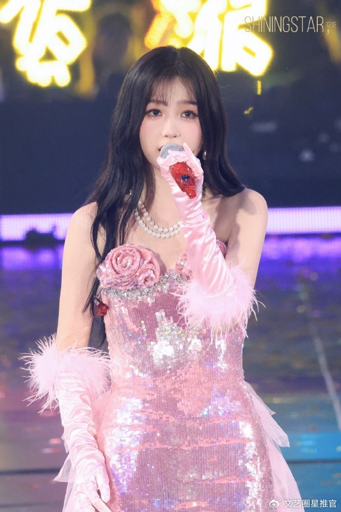 虞书欣为好朋友庆生自己却站c位着装被指模仿jennie惹争议