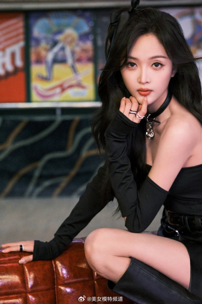 吴宣仪溜冰场随拍曝光allblack造型大秀香肩美腿