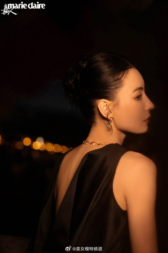 张柏芝赫本风小黑裙亮相巴黎时装周尽显温婉大气
