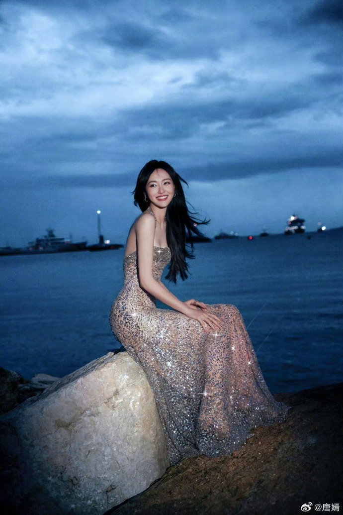 唐嫣今日戛纳红毯造型释出,穿着fendi 2024春夏高定礼服,善良的海边