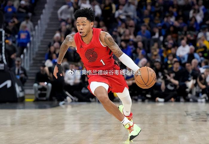 本場比賽中,開拓者的先發後場大將安芬尼-西蒙斯(anfernee simons)