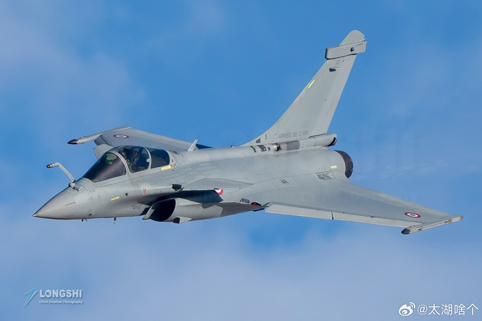 迪拜航展上的法国阵风战斗机飞行表演