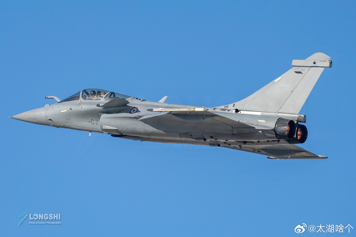 迪拜航展上的法国阵风战斗机飞行表演
