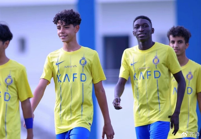 把球袜剪破,在禁区内连续摆脱过人|耐克|c罗|战靴_新浪新闻