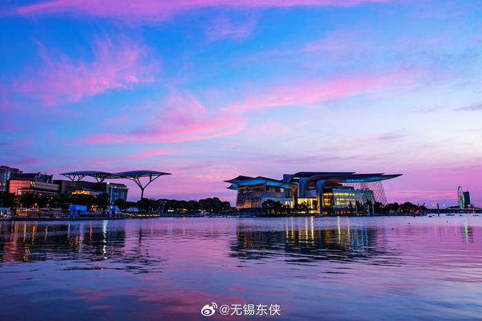 今天蠡湖畔的晚霞很美,那稍纵即逝的红霞,留下了夏夜的绚烂多彩__财经头条