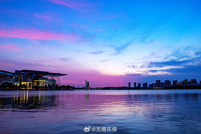今天蠡湖畔的晚霞很美,那稍纵即逝的红霞,留下了夏夜的绚烂多彩__财经头条