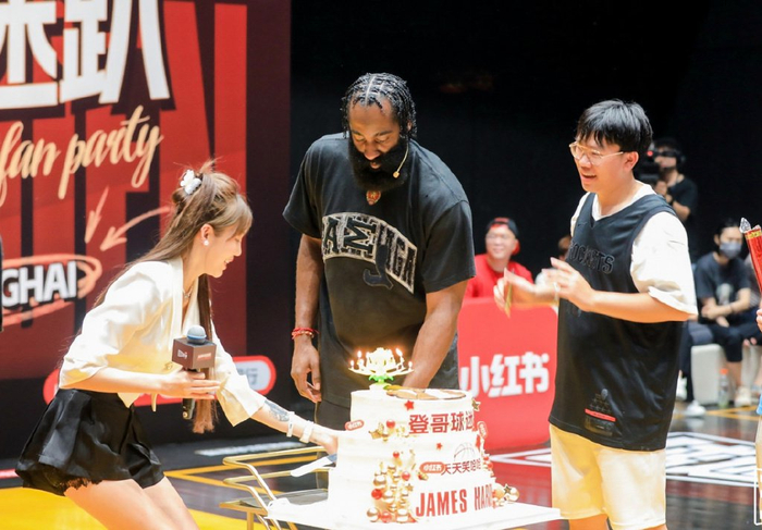 哈登中国行获赠礼物:兴奋回应全场高呼mvp 明显变胖露出大肚腩|哈登