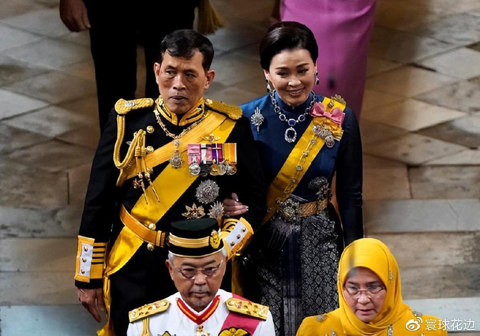 泰王「带着王后」参加英王加冕,正宫造型惊艳全场,贵妃行踪成谜__财经头条__新浪财经