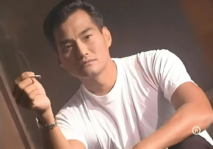 港星王俊棠定居内地县城,新房比香港住宅又豪华又大,还刚买新车|王俊